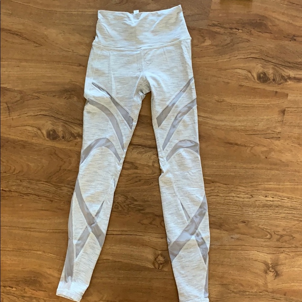 Lululemon wunder under highrise leggings.